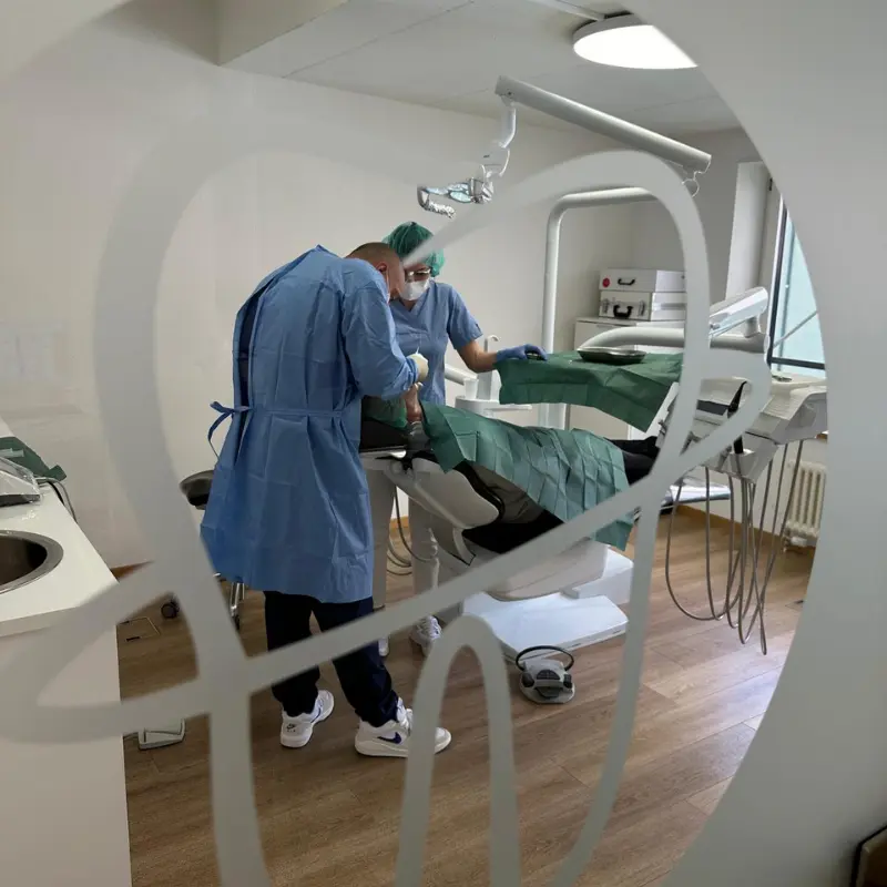 Zahnarztpraxis Oerlikon - Implantat Operation